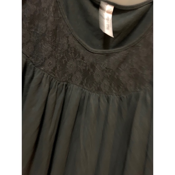 White Mark - Cold Shoulder Top w/Lace - Size 3X - Picture 2 of 2